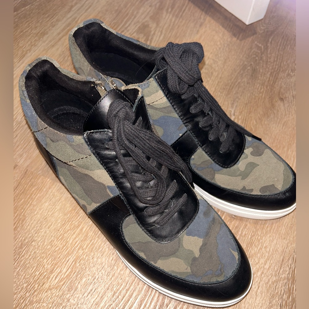 Blondo Waterproof Camo & Leather Sneakers - Picture 10 of 11